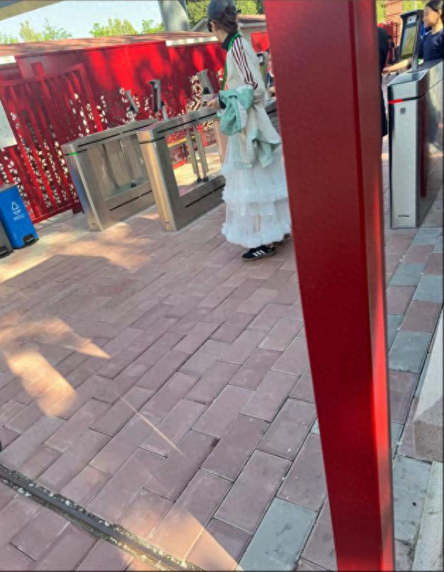 素颜太普通母女同行像大小戚薇戚薇接女儿放学曝光接送卡照片