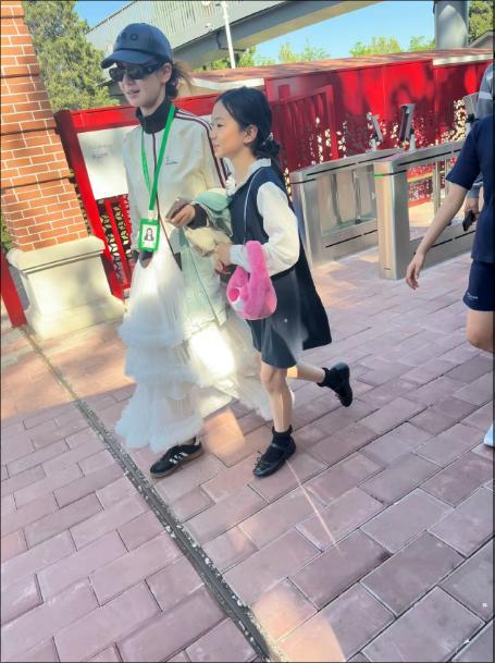 素颜太普通母女同行像大小戚薇戚薇接女儿放学曝光接送卡照片(图2)